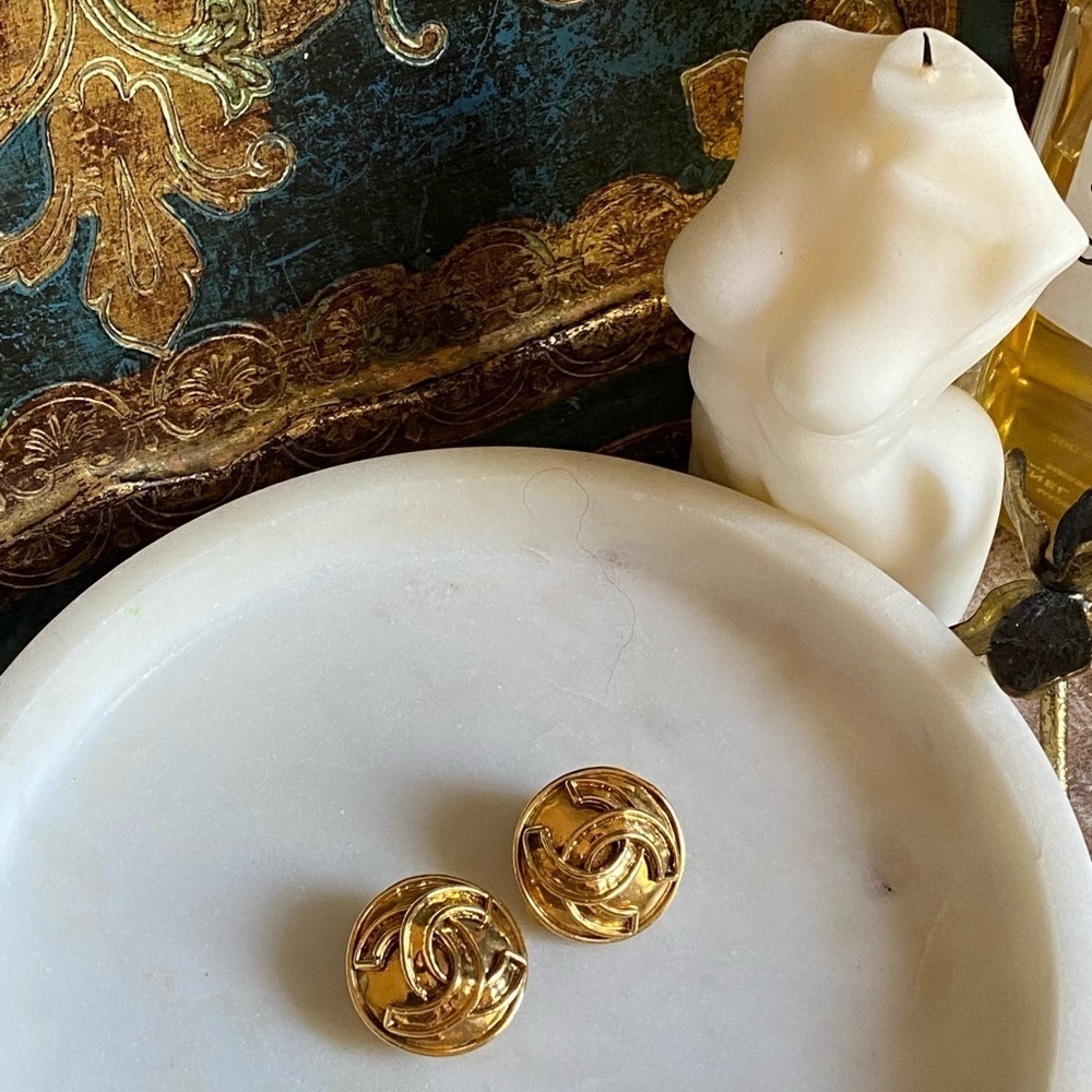Host pick Authentic Vintage Chanel gold plated Clip on earrings - Picture 3 of 17